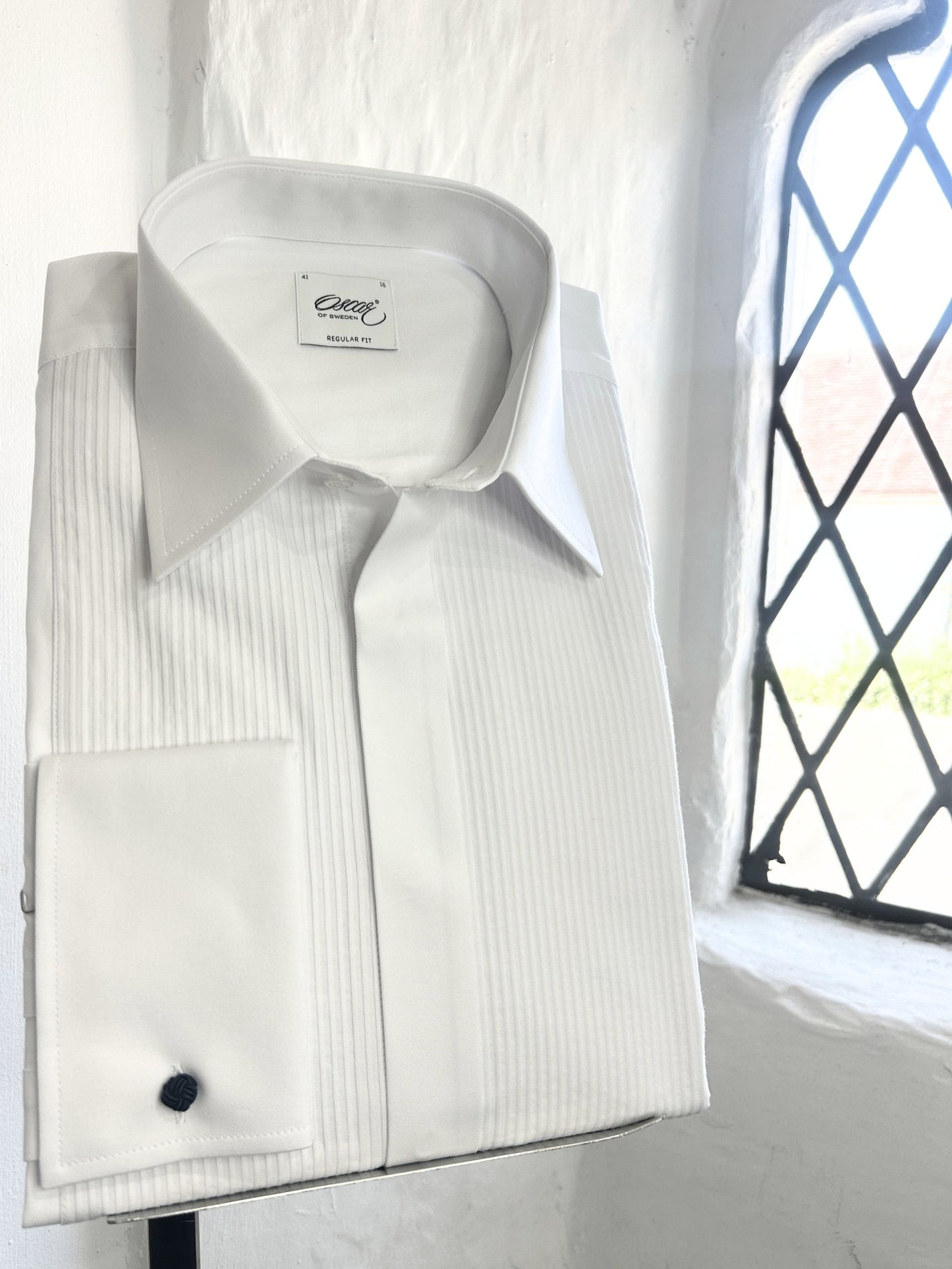 PLEATED PLAIN WHITE DRESS SHIRT WITH REGULAR COLLAR AND HIDDEN BUTTONS