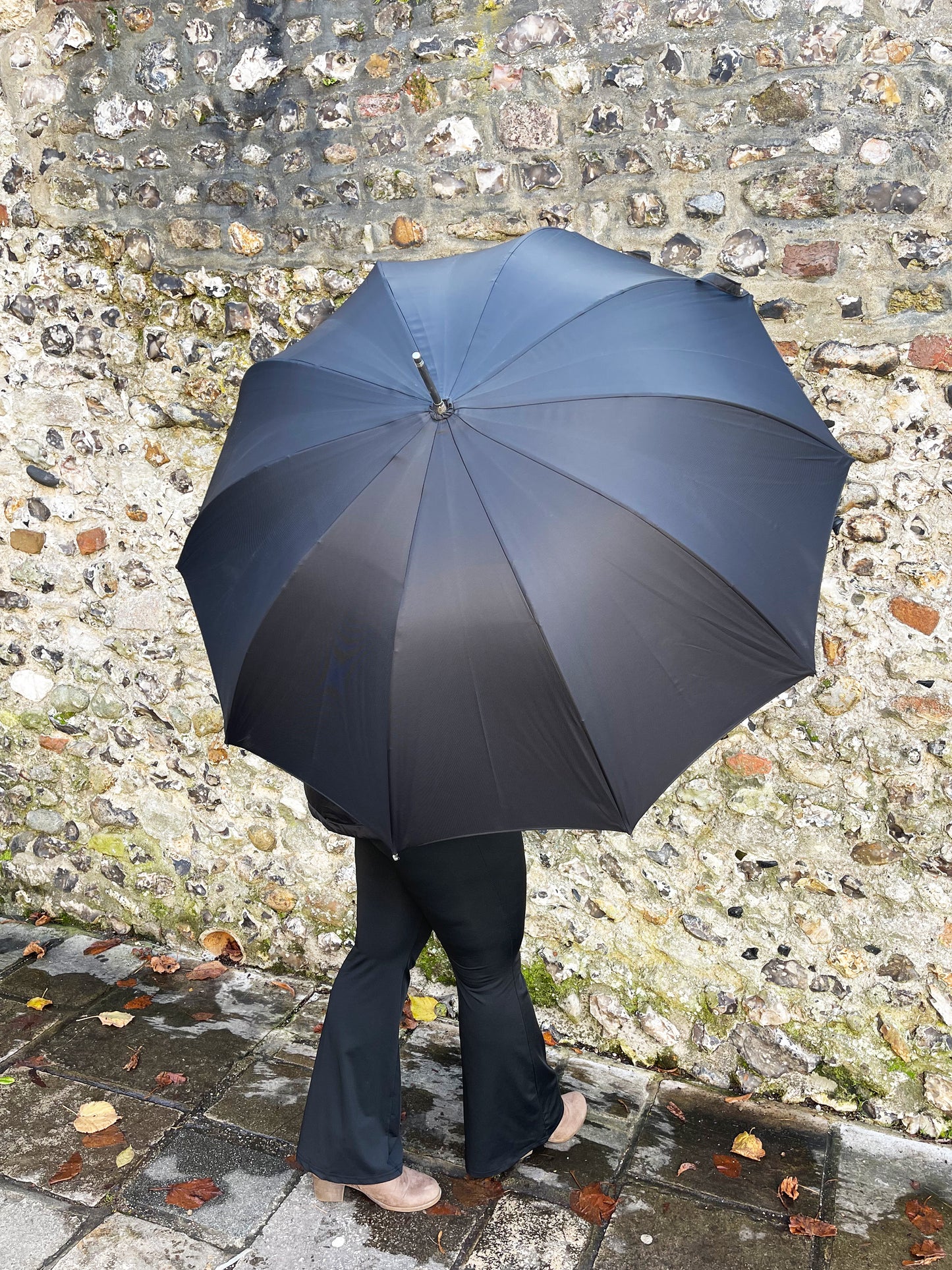 PLAIN BLACK UMBRELLA WITH CHROME EFFECT GOLF BALL HANDLE